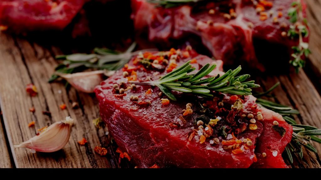 Rohes Fleisch mit Kräutern