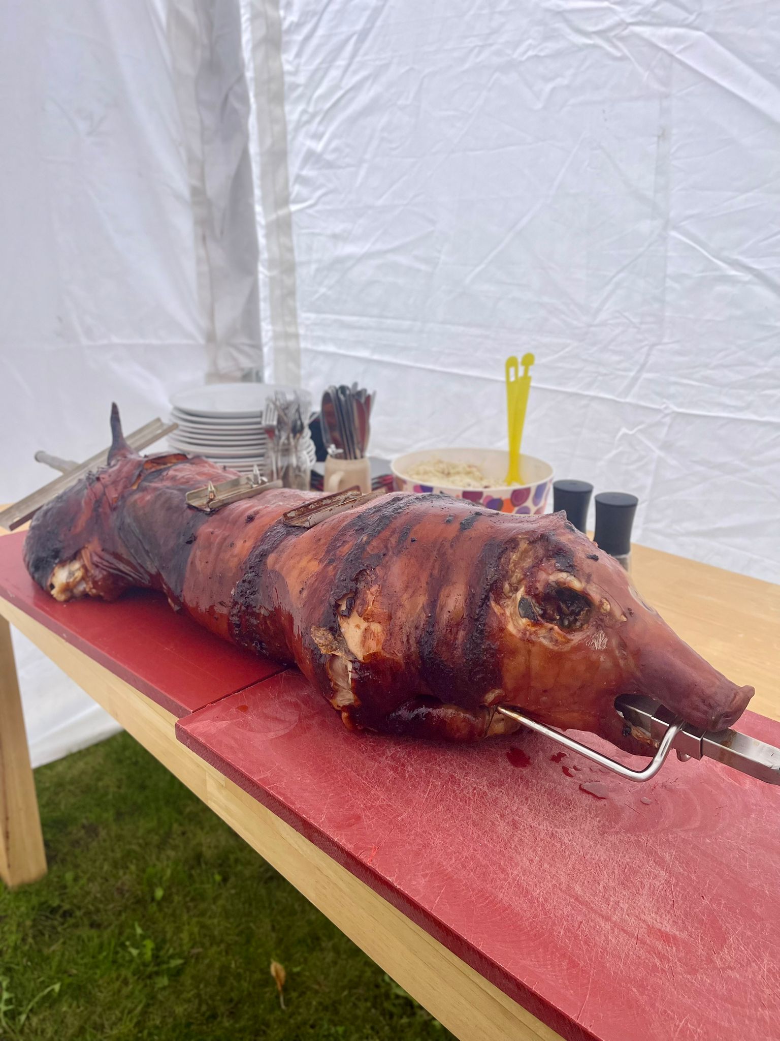 gebratener Fisch auf weißem Keramikteller