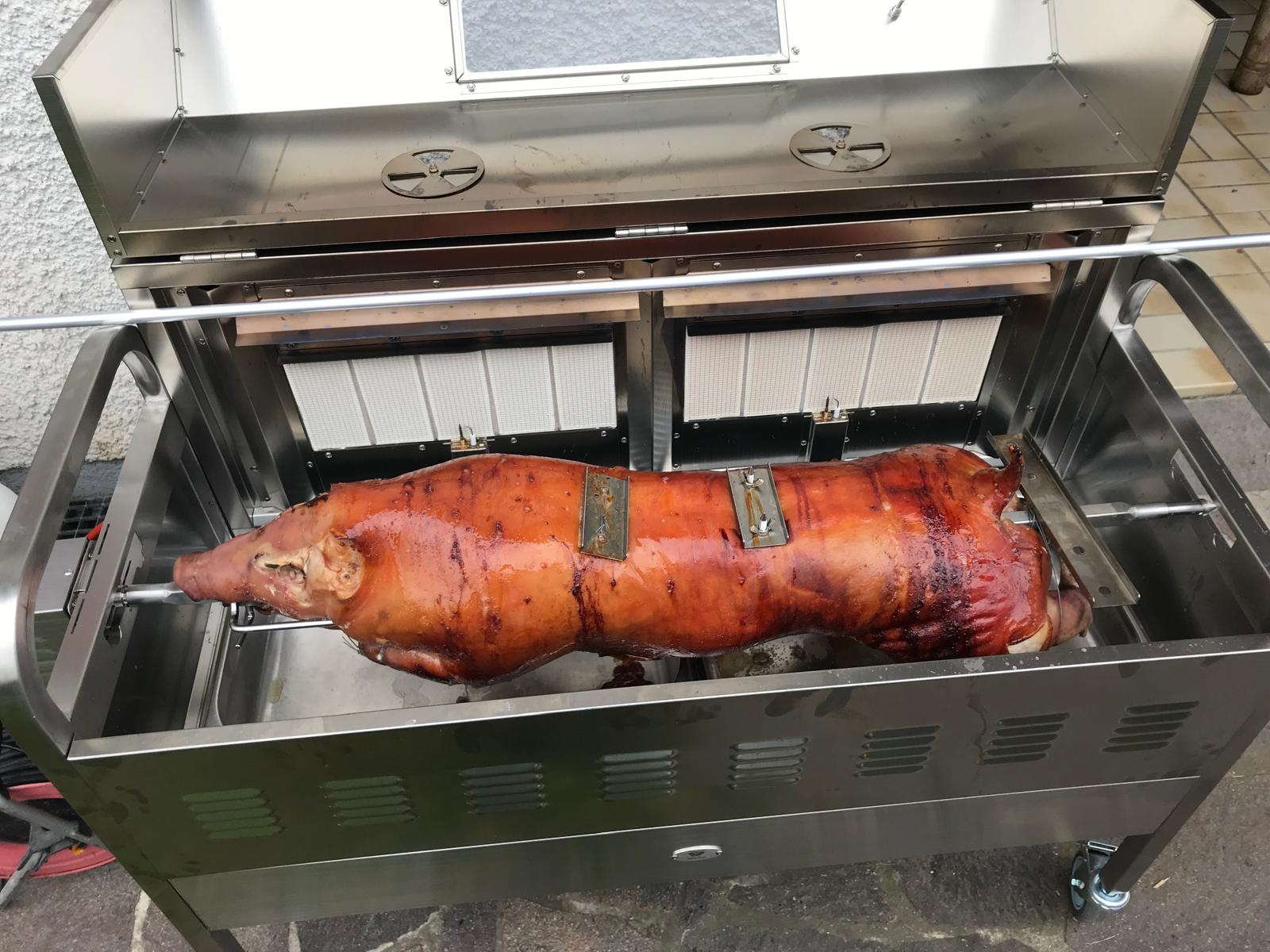 Medium-rare Steakscheiben auf weißem Keramikteller